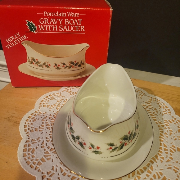 Vintage Holly Yuletide Porcelain Ware Gravy Boat with Saucer Double Spouted - Picture 3 of 8